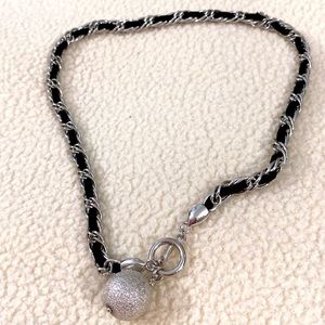 Pretty necklace 🤍🖤